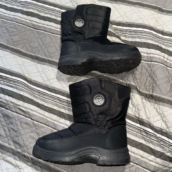 World Famous Sports Kids Youth Black Snow Boots Velcro Closing - Winter Boots - Picture 4 of 7